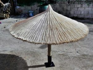 Sombrillas artesanas de mimbre