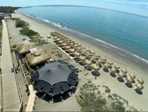 Sombrillas en la playa