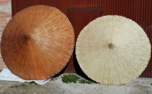 Sombrillas artesanas de mimbre